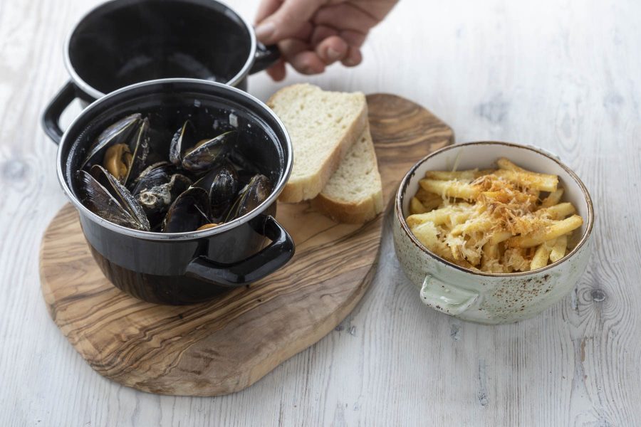 Mussels from Loch Glendhu being served in the restaurant